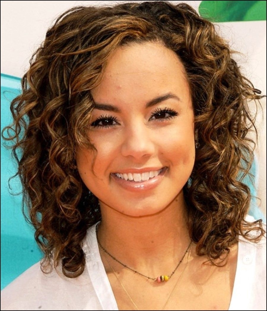 Curly Hairstyle For Round Face - Wavy Haircut