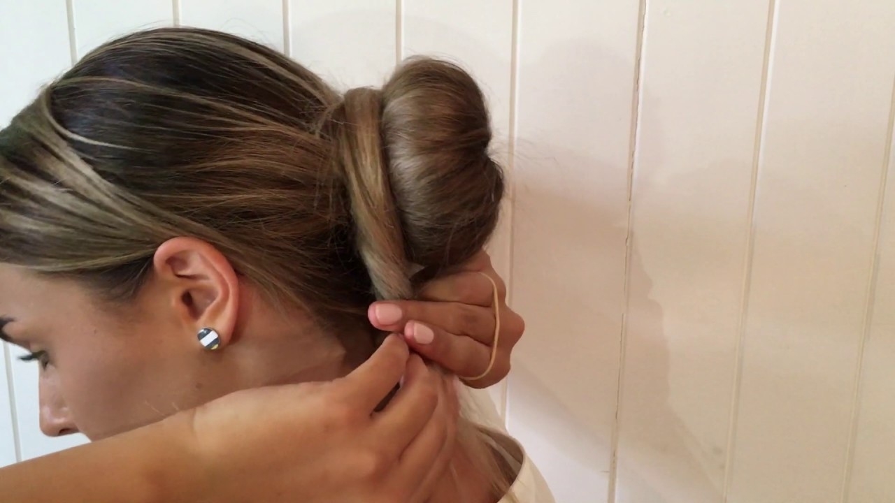 Simple Cabin Crew Hair Bun Wavy Haircut