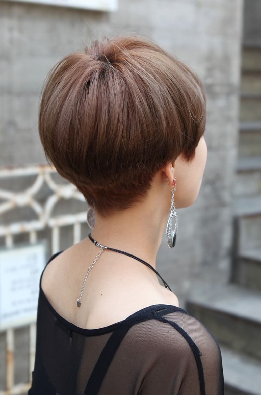 Wedge Hairstyle Back View Wavy Haircut